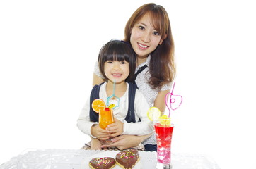ジュースを飲んでいる笑顔の親子