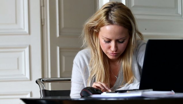 Frau sendet SMS