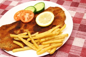 Pommes mit Schnitzel