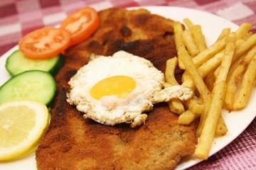 Spiegelei,Pommes,Schnitzel