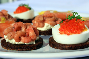 Fischhäppchen auf Pumpernickel