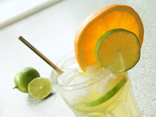 Cocktail mit Orange und Limette