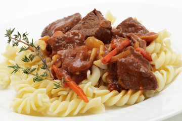 Rindergulasch mit Nudeln