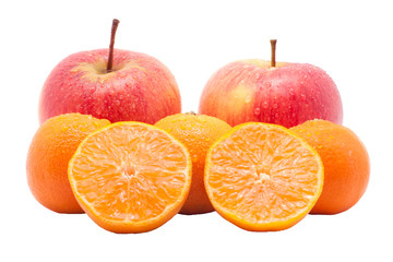 rote Äpfel und Mandarinen mit Tropfen freigestellt