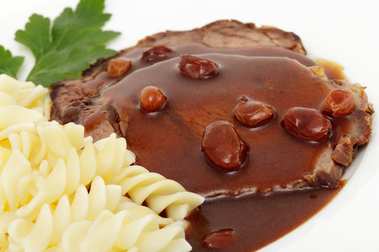 Rheinischer Sauerbraten mit Nudeln