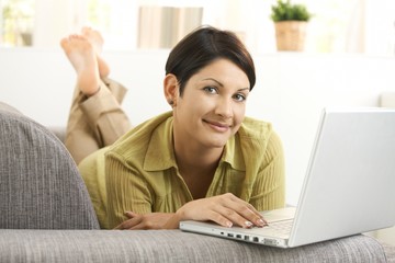 Naklejka premium Young woman using laptop