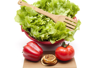 Endivien Salat im Sieb mit Tomate