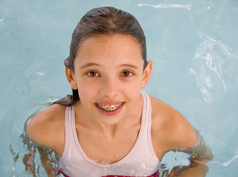 jeune adolescente dans la piscine