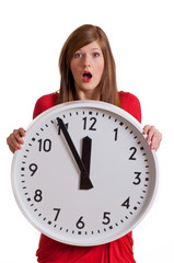 Entsetzte Frau mit Uhr in den Händen