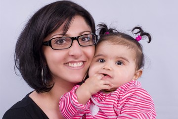 portrait d'une maman heureuse et son enfant