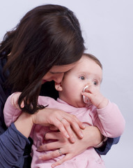 calin entre une fillette de 8 mois et sa maman