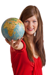 Frau zeigt Globus