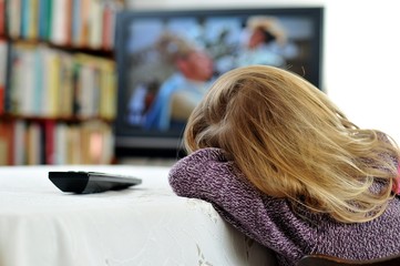 Kleinkind mit Fernbedienung