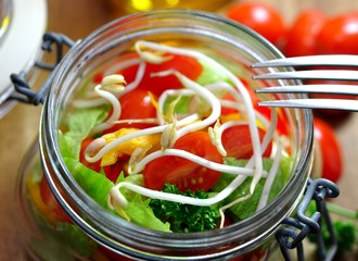 Salat mit Sojasprossen im Glas