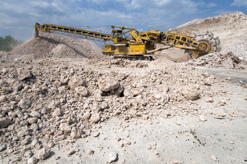 _machine produces_clay