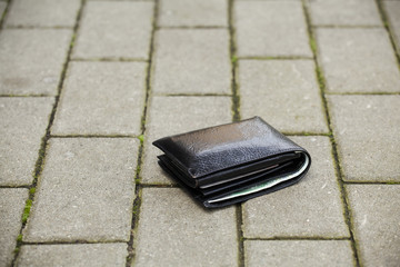 Zgubiony portfel z pieniędzmi na chodniku - obrazy, fototapety, plakaty