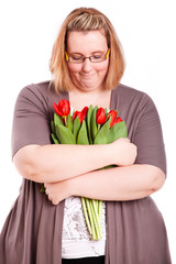 junge Frau mit Tulpenstrauß