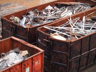 Metallschrott in Container