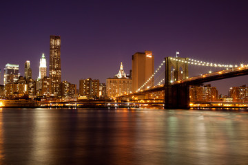 Naklejka na ściany i meble New York - Brooklyn Bridge w nocy