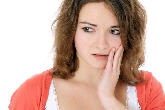 Junge Frau klagt über Zahnschmerzen