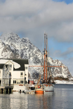 Old sailor docking
