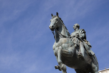 Fototapeta na wymiar Madryt - Pomnik Karola III z błękitnego nieba, Puerta del Sol