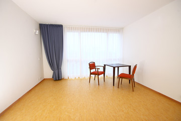 leeres Zimmer mit Tisch und Stuhl