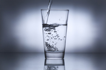Wasserglas füllt sich mit Wasser