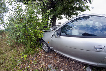 Obraz premium Car against a Tree, Italy