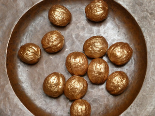 Goldene Walnüsse