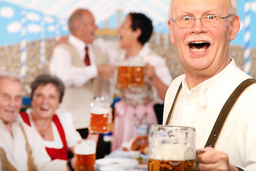 Rentner im Bierzelt