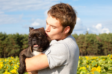 junger mann küsst sein hund