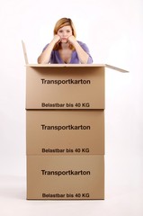 Junge Frau mit Umzugskartons