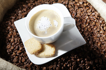 Kaffeetasse auf Kaffeebohnen Nahaufnahme