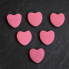 Galets roses en forme de coeur