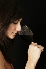 Frau probiert Rotwein
