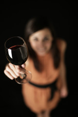 Frau probiert Rotwein