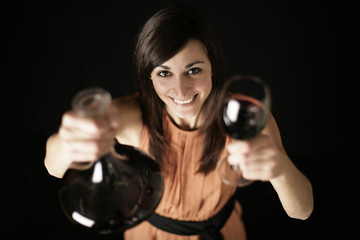 Frau probiert Rotwein