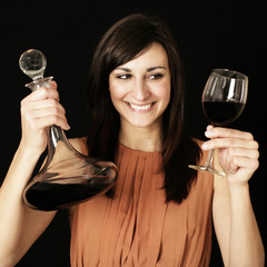 Frau probiert Rotwein