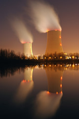 cheminées de centrale dans le sud de la France