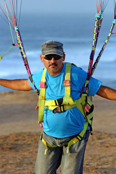The glider pilot prepares for flight on a paraplane