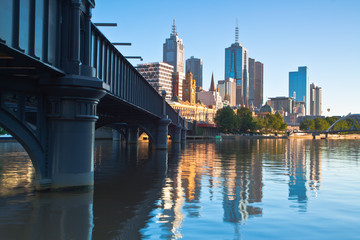 Fototapeta premium Panoramę Melbourne po drugiej stronie rzeki Yara