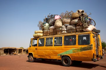 Gordijnen Geladen Afrikaans busje © piccaya