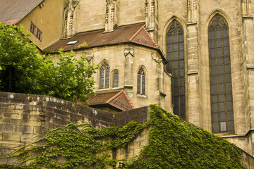 Fototapeta na wymiar Teilansicht einer Kirche mit Efeu in Süddeutschland