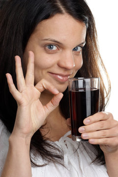 eine junge Frau trinkt Limonade aus einem Glas
