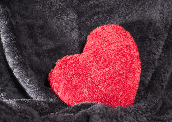 coeur rouge sur noir