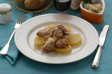 Chuletas de cerdo con chucrut y patatas