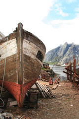Fototapeta na wymiar Przywracanie starych łodzi