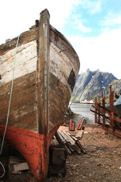 Restoring old wooden boat