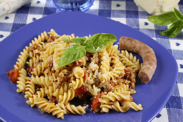 Pasta con pomodoro e salsiccia - Pasta with tomato and sausage